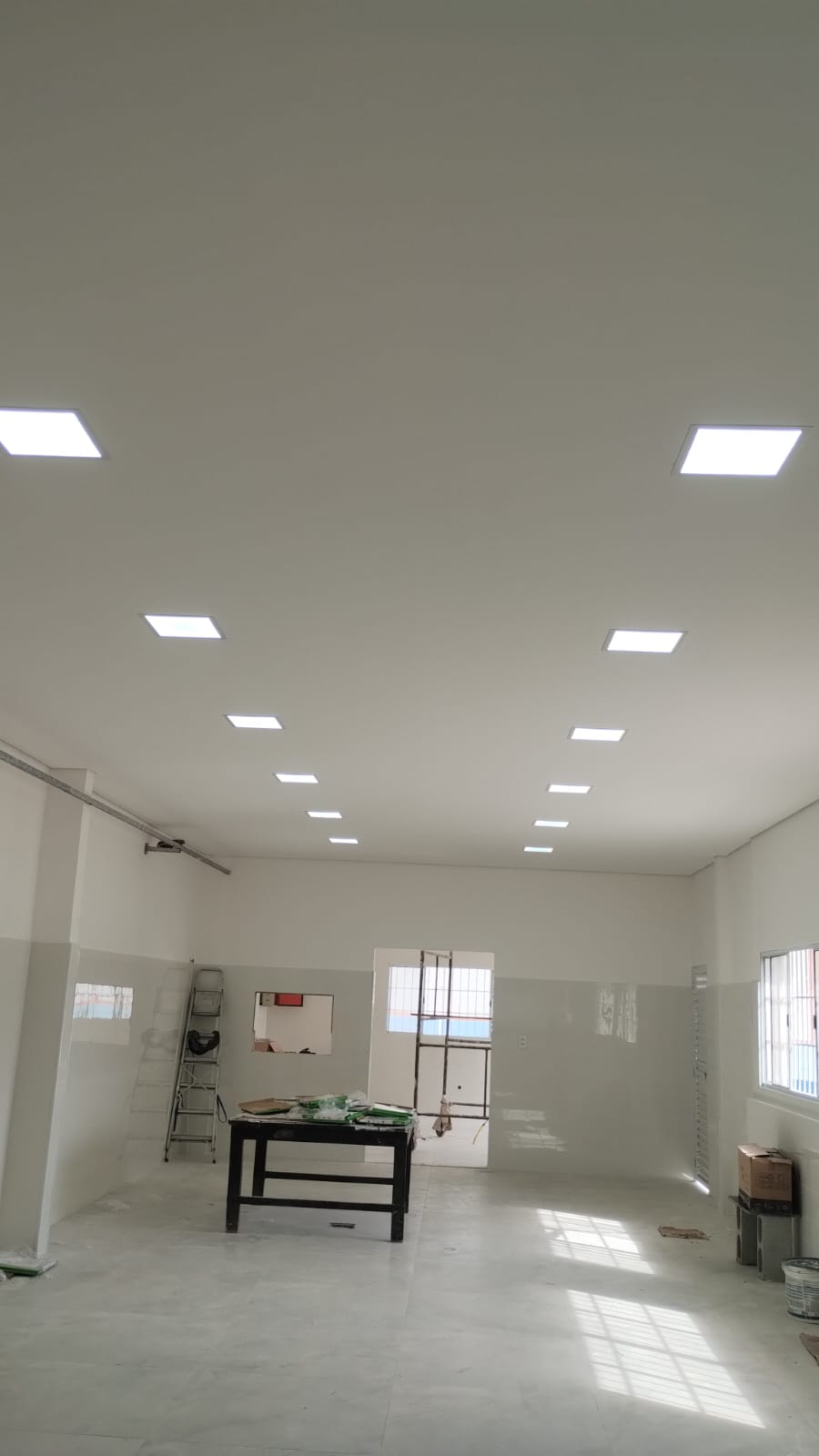 Cabeamento e iluminação comercial